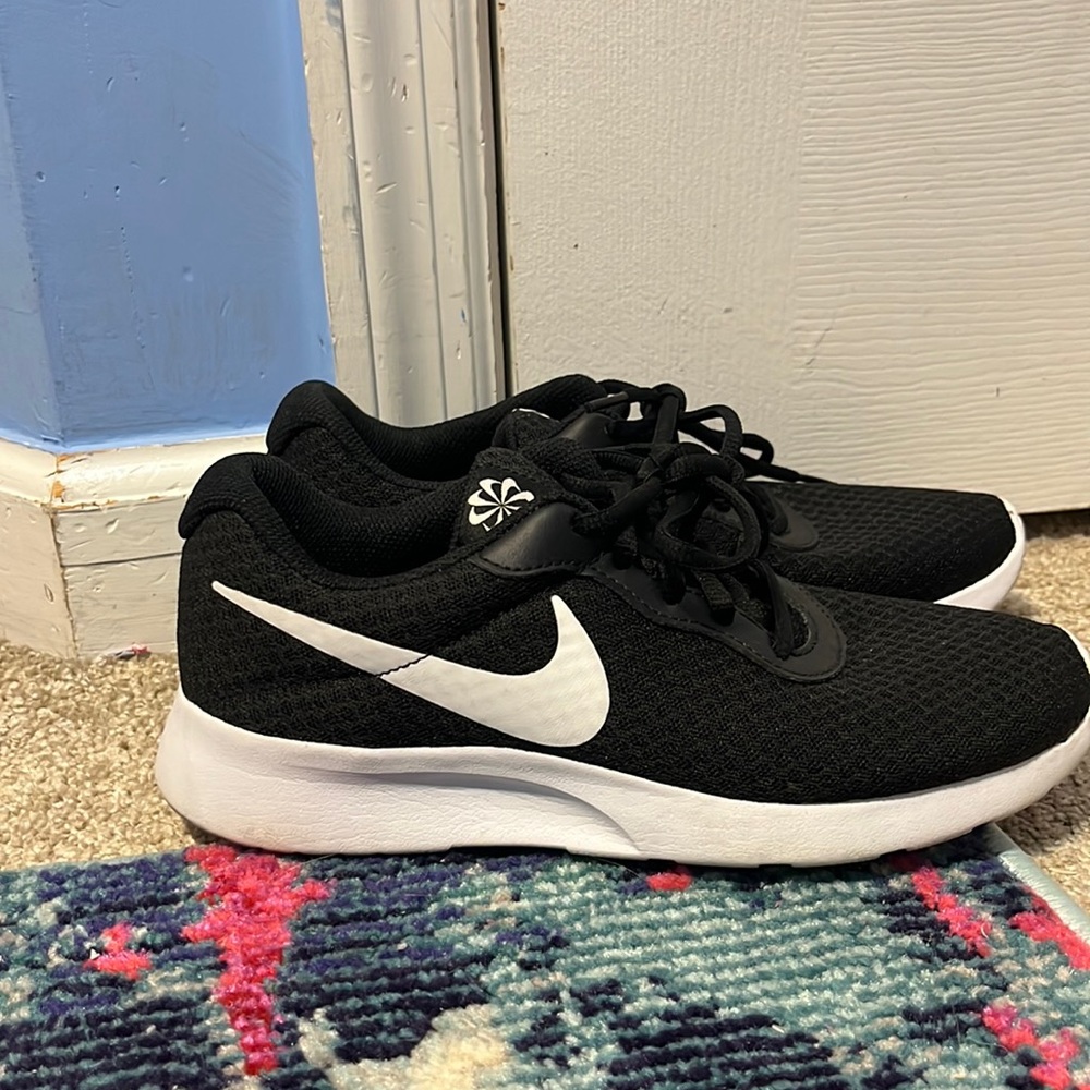 Nike Black/White Tanjun Tennis Shoes